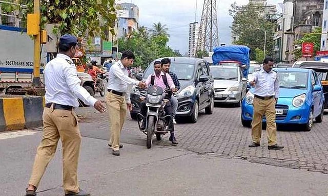 esakal_import_s3fs-public_news-story_cover-images_1traffic_20police_6.jpg