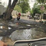 वारजे -रामनगर-खान वस्ती कॅनॉल रोडवर नागरिकांचा संताप! वर्षभरापूर्वी नवी ड्रेनेज लाईन, तरीही रस्त्यावर मैलापाणी; खड्ड्यांमुळे अपघाताचा धोका वाढला