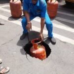 शनिवार पेठेत रस्त्यावर पडलेला खड्डा ठरतोय धोकादायक; मुठेश्वर मंडळ परिसरात नागरिकांच्या सुरक्षेचा प्रश्न