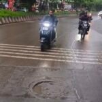 कर्वेनगरमध्ये वनदेवी मंदिरासमोरील मुख्य रस्त्यावरील चेंबरचे झाकण खचले; दुरुस्तीची गरज