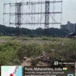 संगमवाडीत अवाढव्य होर्डिंग उभारणी; परवानगी आहे का, सुरक्षेचे नियम कुठे?