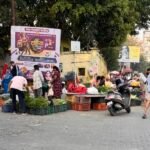 पॅनकार्ड क्लब रोडवरील मुरकुटे गार्डन चौकात रस्त्यालगत भाजीविक्री; अतिक्रमणाचा प्रश्न ऐरणीवर,पादचाऱ्यांसाठी जागा कुठे?