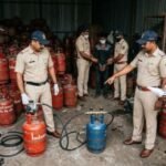 मुंढव्यात बेकायदा गॅस रिफिलिंगचा पर्दाफाश; तिघांवर गुन्हा; घरगुती सिलिंडरमधून पाइपद्वारे गॅस काढून रिकाम्या सिलिंडरमध्ये भरणा; आग आणि स्फोटाचा धोका